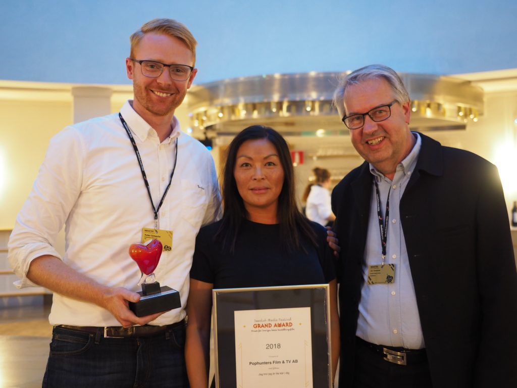 Pophunters VD Petter Schanche och Petra Falk från Aktiv Skola tar emot priset för Sveriges Bästa Beställningsfilm 2018